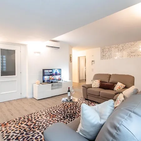 Luxury & Big Villa Apartment 150 Mt Dal Mare *