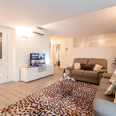 Luxury & Big Villa Apartment 150 Mt Dal Mare דירה *